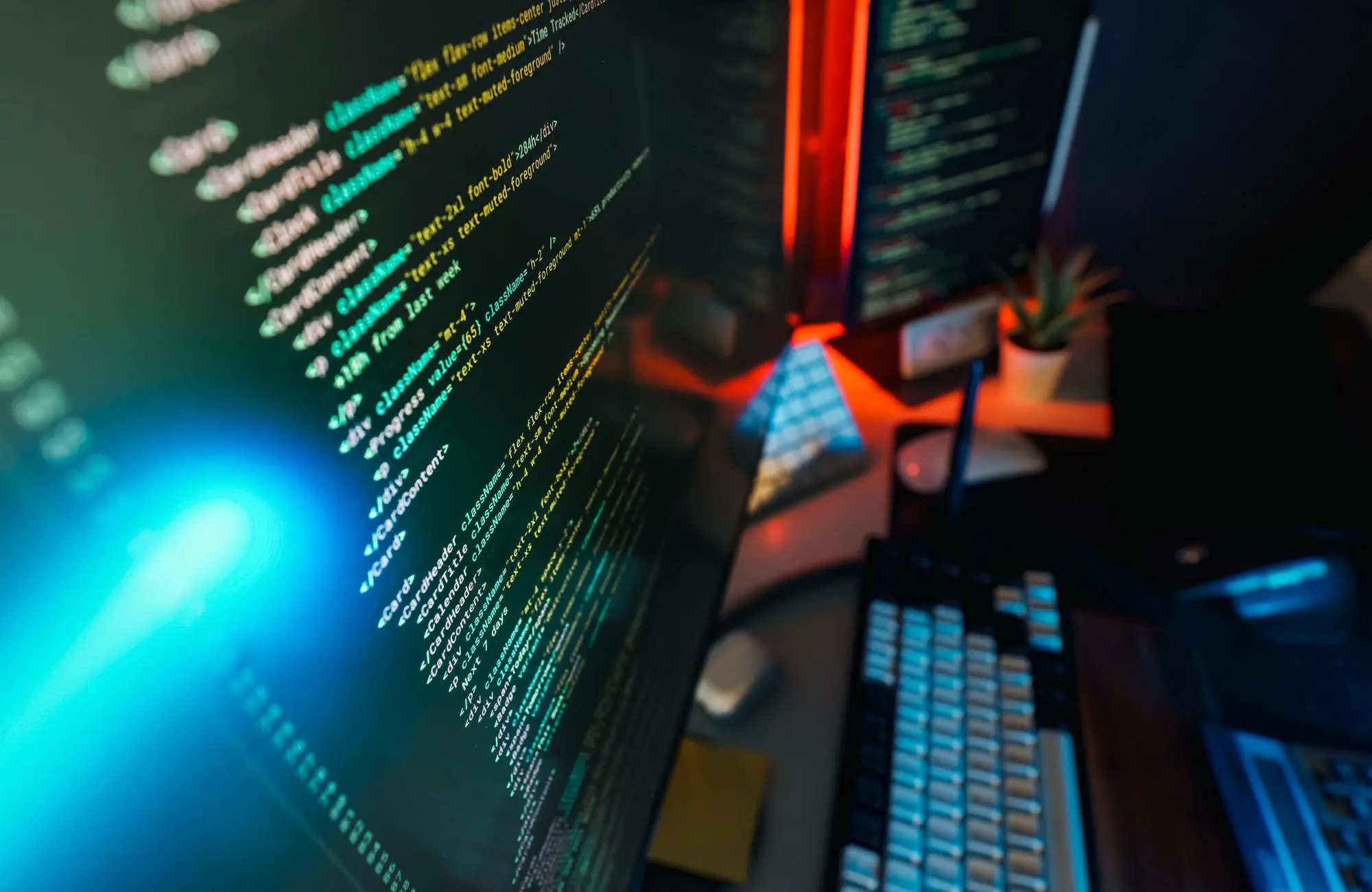 Écrans de code dans un bureau sombre